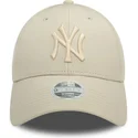 gorra-curva-beige-ajustable-para-mujer-con-logo-beige-9forty-pu-de-new-york-yankees-mlb-de-new-era