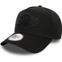 sort-buet-snapback-kasket-med-sort-logo-9forty-e-frame-monochrome-fra-los-angeles-lakers-nba-fra-new-era