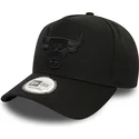 sort-buet-snapback-cap-med-sort-logo-9forty-e-frame-monochrome-af-chicago-bulls-nba-fra-new-era