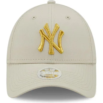 Justerbar beige krummet kasket til kvinder med gylden logo 9FORTY Metallic Logo af New York Yankees MLB fra New Era