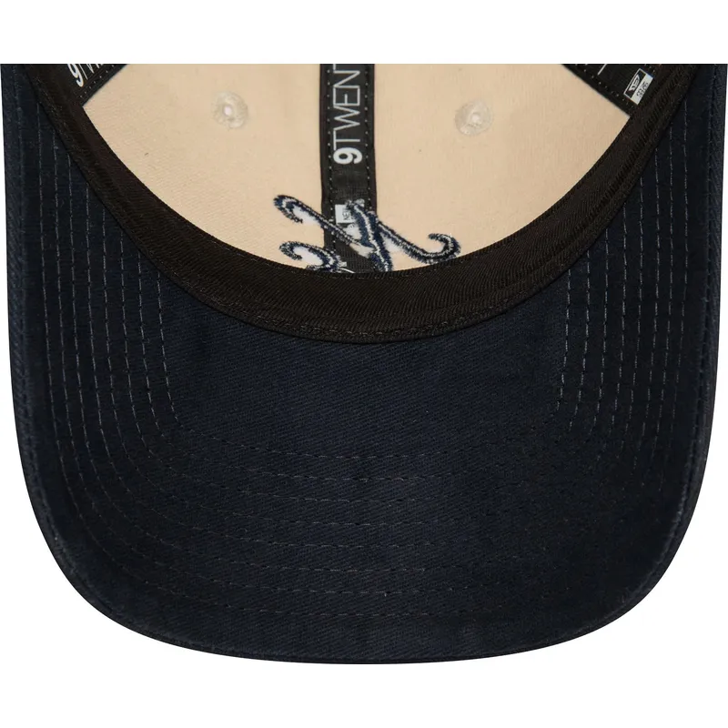 justerbar-9twenty-peached-cotton-kasket-i-beige-og-marinebla-fra-new-era