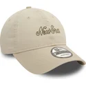 beige-justerbar-9twenty-heritage-script-kasket-fra-new-era