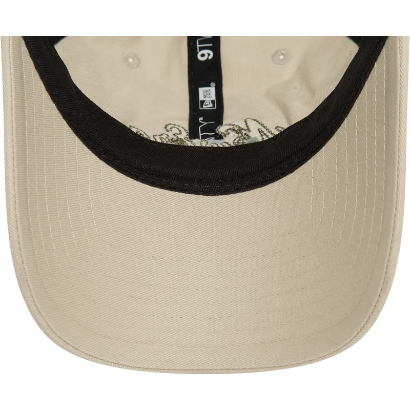 beige-justerbar-buet-kasket-9twenty-heritage-script-fra-new-era