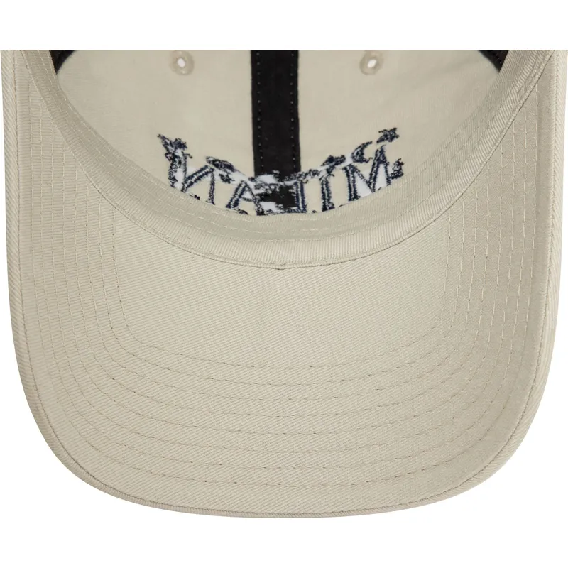 beige-justerbar-buet-kasket-9twenty-scribble-fra-ac-milan-serie-a-fra-new-era