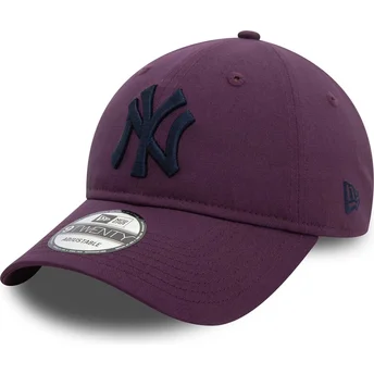 Justerbar violet kurve kasket med marineblåt logo 9TWENTY League Essential fra New York Yankees MLB af New Era