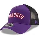 violet-og-sort-a-frame-classic-trucker-kasket-fra-toronto-raptors-nba-fra-new-era