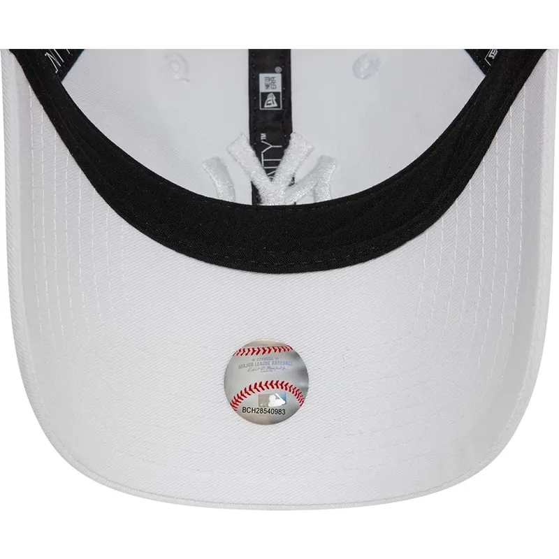 hvid-justerbar-curved-kasket-med-hvidt-logo-9twenty-league-essential-fra-new-york-yankees-mlb-fra-new-era