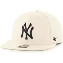 beige-flad-kasket-med-snapback-fra-mlb-new-york-yankees-af-47-brand