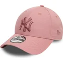 lyserod-justerbar-buet-kasket-med-lyserodt-logo-9forty-league-essential-fra-new-york-yankees-mlb-fra-new-era