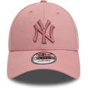 lyserod-justerbar-buet-kasket-med-lyserodt-logo-9forty-league-essential-fra-new-york-yankees-mlb-fra-new-era