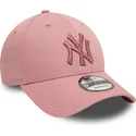 lyserod-justerbar-buet-kasket-med-lyserodt-logo-9forty-league-essential-fra-new-york-yankees-mlb-fra-new-era