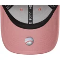 lyserod-justerbar-buet-kasket-med-lyserodt-logo-9forty-league-essential-fra-new-york-yankees-mlb-fra-new-era