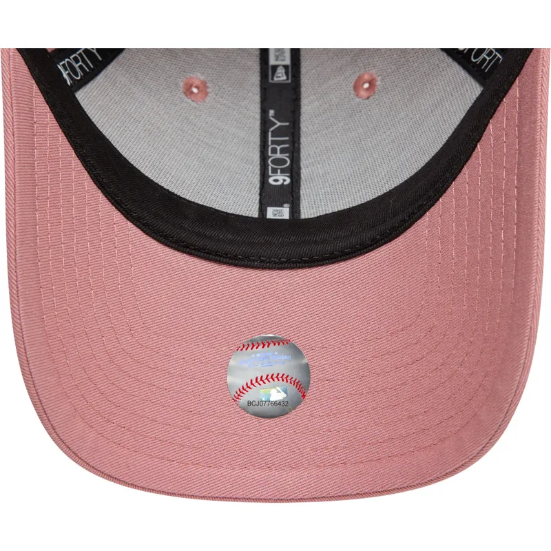 lyserod-justerbar-buet-kasket-med-lyserodt-logo-9forty-league-essential-fra-new-york-yankees-mlb-fra-new-era