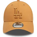 lysebrun-justerbar-kurvet-kasket-med-brunt-logo-9forty-league-essential-fra-los-angeles-dodgers-mlb-fra-new-era