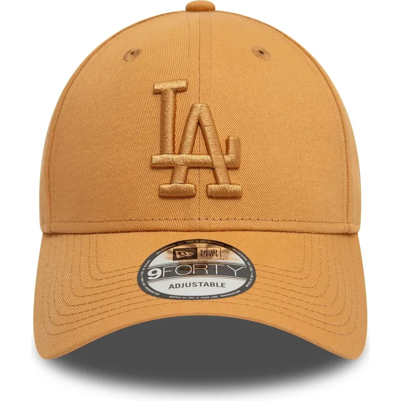 lysebrun-justerbar-kurvet-kasket-med-brunt-logo-9forty-league-essential-fra-los-angeles-dodgers-mlb-fra-new-era