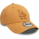 lysebrun-justerbar-kurvet-kasket-med-brunt-logo-9forty-league-essential-fra-los-angeles-dodgers-mlb-fra-new-era