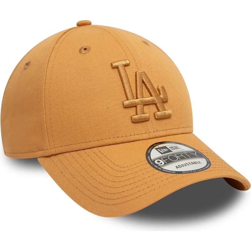 lysebrun-justerbar-kurvet-kasket-med-brunt-logo-9forty-league-essential-fra-los-angeles-dodgers-mlb-fra-new-era