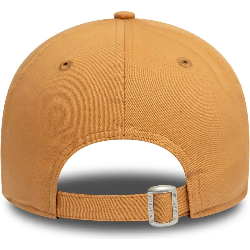 lysebrun-justerbar-kurvet-kasket-med-brunt-logo-9forty-league-essential-fra-los-angeles-dodgers-mlb-fra-new-era