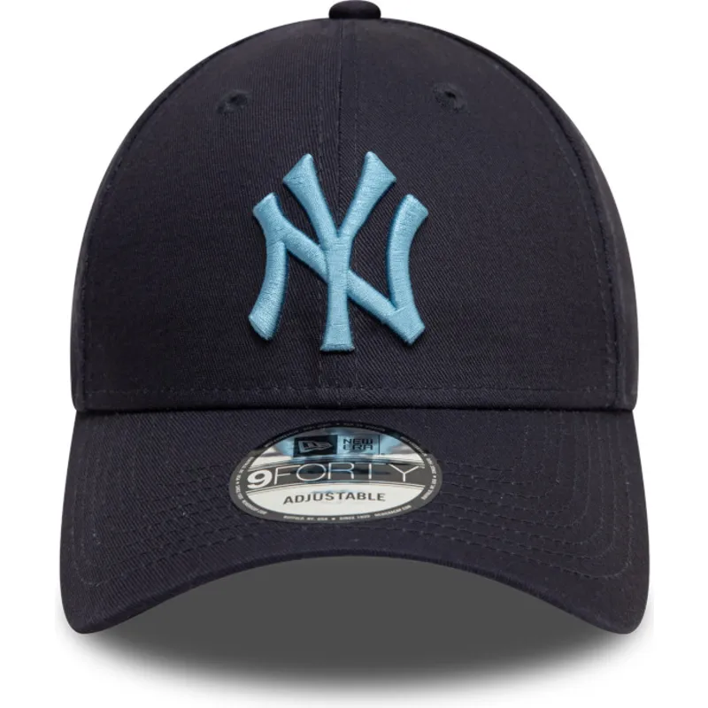 justerbar-marinebla-buet-kasket-med-blat-logo-9forty-league-essential-fra-new-york-yankees-mlb-fra-new-era