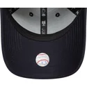 justerbar-marinebla-buet-kasket-med-blat-logo-9forty-league-essential-fra-new-york-yankees-mlb-fra-new-era