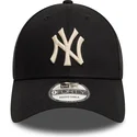 gorra-curva-negra-ajustable-con-logo-beige-9forty-league-essential-de-new-york-yankees-mlb-de-new-era