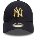 justerbar-marinebla-buet-kasket-med-gyldent-logo-9forty-metallic-new-york-yankees-mlb-fra-new-era