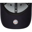 justerbar-marinebla-buet-kasket-med-guldlogo-9forty-metallic-fra-new-york-yankees-mlb-fra-new-era