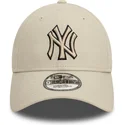 beige-justerbar-buet-kasket-med-sort-logo-9forty-team-outline-fra-new-york-yankees-mlb-fra-new-era