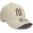 beige-justerbar-buet-kasket-med-sort-logo-9forty-team-outline-fra-new-york-yankees-mlb-fra-new-era