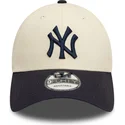 justerbar-9forty-colour-block-beige-og-marinebla-buet-kasket-fra-new-york-yankees-mlb-fra-new-era
