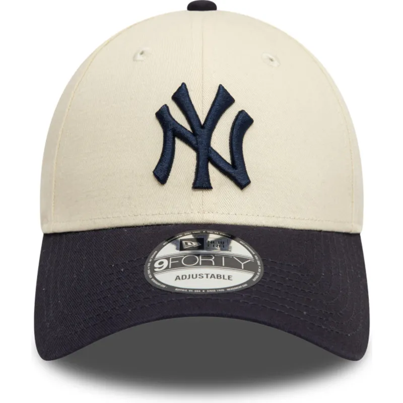 buet-beige-og-marinebla-justerbar-9forty-colour-block-kasket-fra-new-york-yankees-mlb-fra-new-era