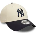 justerbar-9forty-colour-block-beige-og-marinebla-buet-kasket-fra-new-york-yankees-mlb-fra-new-era
