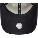 justerbar-9forty-colour-block-beige-og-marinebla-buet-kasket-fra-new-york-yankees-mlb-fra-new-era