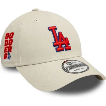 Beige justerbar kurvet kasket med rød logo 9FORTY Side Patch fra Los Angeles Dodgers MLB af New Era