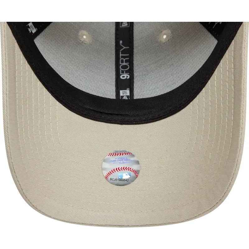 beige-justerbar-kurvet-kasket-med-rodt-logo-9forty-side-patch-fra-los-angeles-dodgers-mlb-fra-new-era