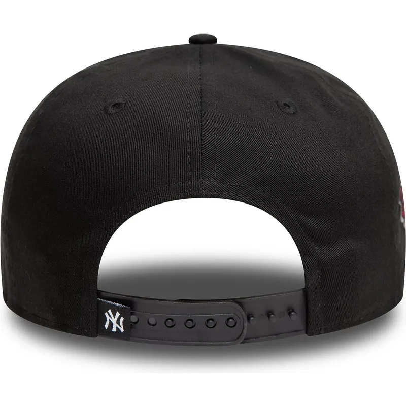flad-sort-snapback-kasket-med-grat-logo-9fifty-icon-fra-new-york-yankees-mlb-snake-fra-new-era