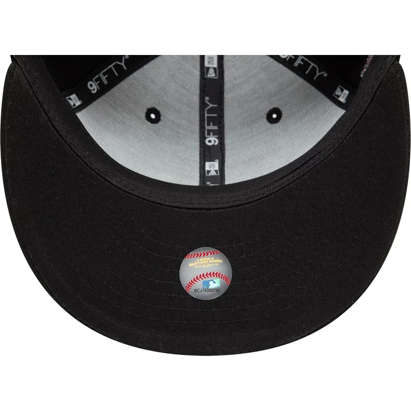 flad-sort-snapback-kasket-med-grat-logo-9fifty-icon-fra-new-york-yankees-mlb-snake-fra-new-era