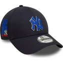justerbar-marinebla-buet-kasket-med-blat-logo-9forty-side-patch-fra-new-york-yankees-mlb-fra-new-era