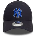 justerbar-marinebla-buet-kasket-med-blat-logo-9forty-side-patch-fra-new-york-yankees-mlb-fra-new-era