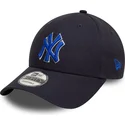 justerbar-marinebla-buet-kasket-med-blat-logo-9forty-side-patch-fra-new-york-yankees-mlb-fra-new-era