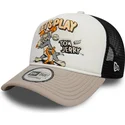hvid-beige-og-sort-9forty-a-frame-trucker-kasket-med-tom-og-jerry-looney-tunes-fra-new-era