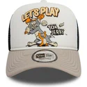 hvid-beige-og-sort-9forty-a-frame-trucker-kasket-med-tom-og-jerry-looney-tunes-fra-new-era