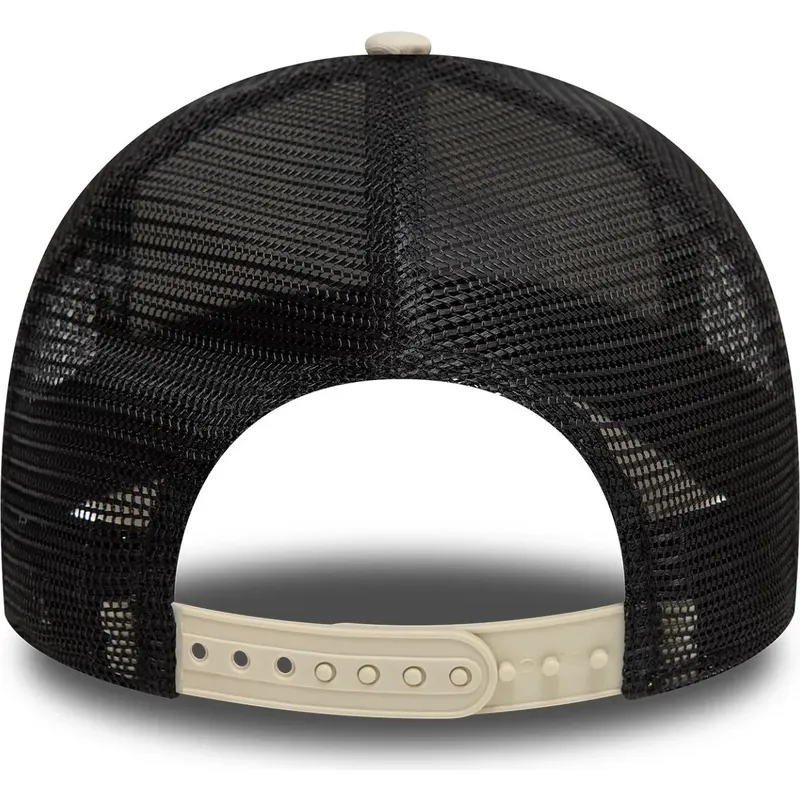 beige-og-sort-trucker-kasket-9forty-a-frame-outdoor-patch-fra-new-era
