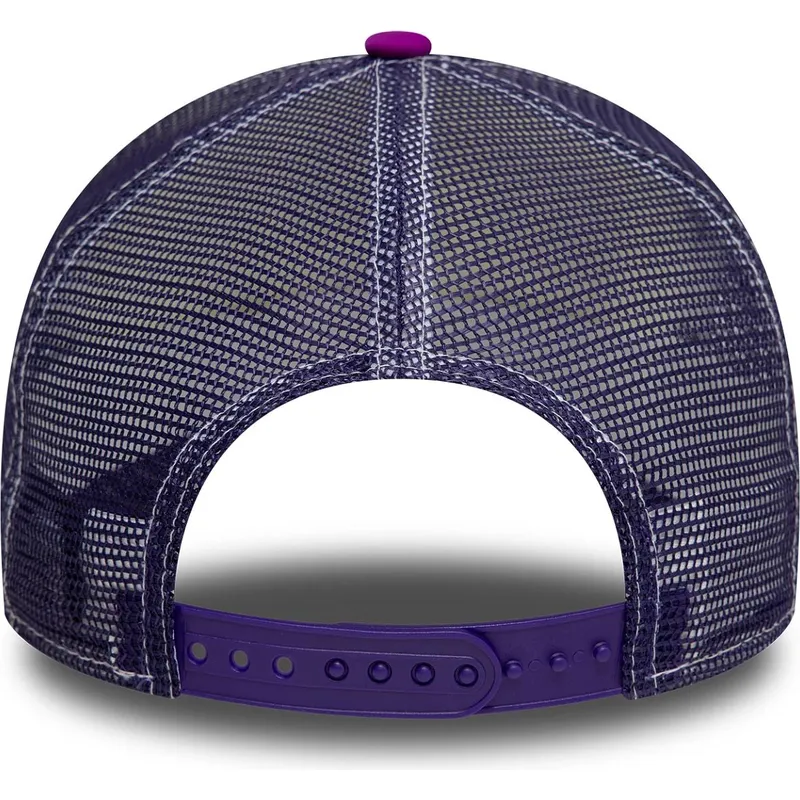 beige-og-violet-trucker-kasket-9forty-a-frame-graphic-stand-tall-talk-small-play-ball-fra-new-era