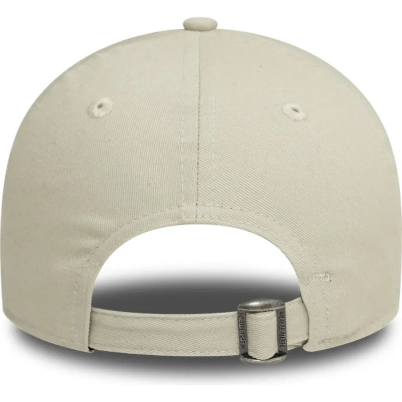 buet-beige-justerbar-kasket-til-kvinder-9twenty-flame-visor-fra-new-era