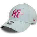 lysebla-justerbar-buet-kasket-til-kvinder-med-lyserodt-logo-9forty-denim-icon-heart-fra-new-york-yankees-mlb-fra-new-era