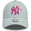lysebla-justerbar-buet-kasket-til-kvinder-med-lyserodt-logo-9forty-denim-icon-heart-fra-new-york-yankees-mlb-fra-new-era