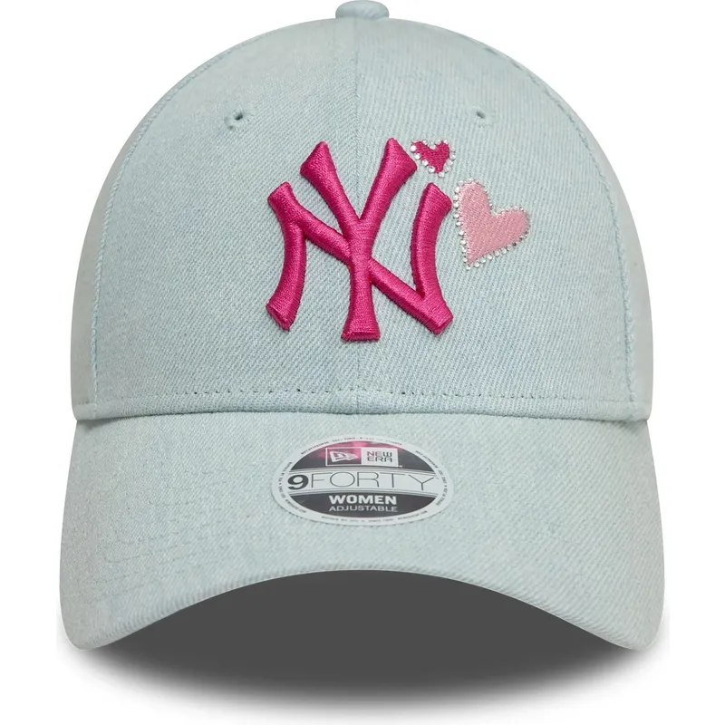 lysebla-justerbar-buet-kasket-til-kvinder-med-lyserodt-logo-9forty-denim-icon-heart-fra-new-york-yankees-mlb-fra-new-era
