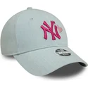lysebla-justerbar-buet-kasket-til-kvinder-med-lyserodt-logo-9forty-denim-icon-heart-fra-new-york-yankees-mlb-fra-new-era