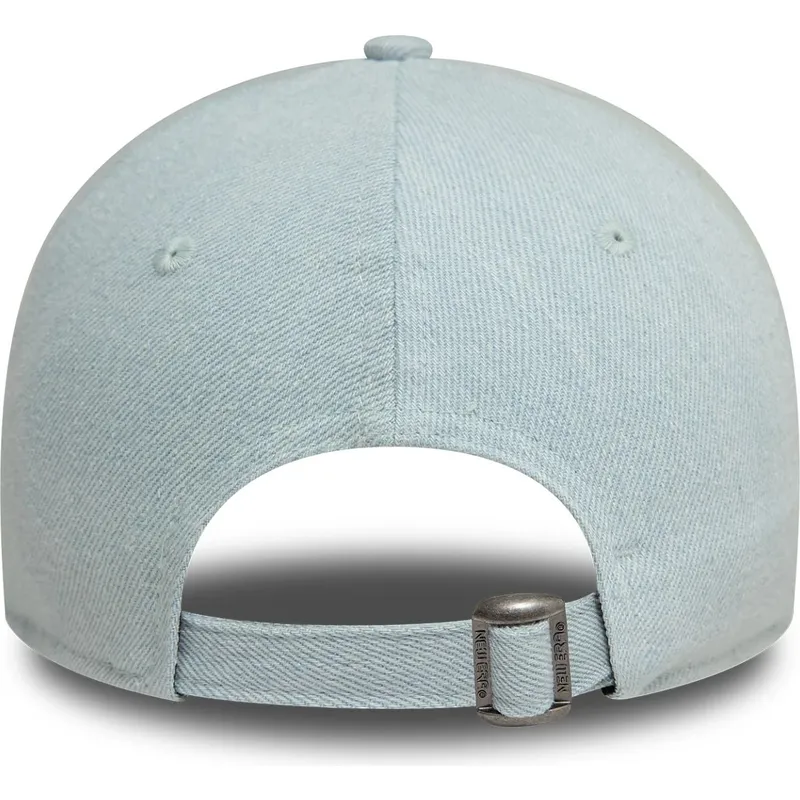 lysebla-justerbar-buet-kasket-til-kvinder-med-lyserodt-logo-9forty-denim-icon-heart-fra-new-york-yankees-mlb-fra-new-era